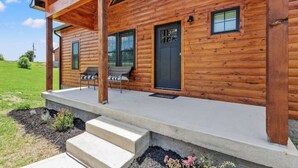 A log cabin with a covered porch, a front door, and a small window. - ATV Trailer Parking/NEW/5 min to Natural Bridge (Campton)