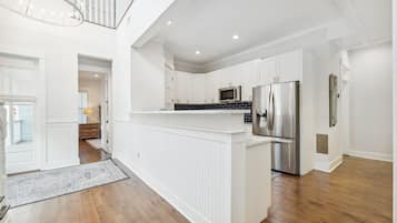Full-size fridge, microwave, oven, stovetop
