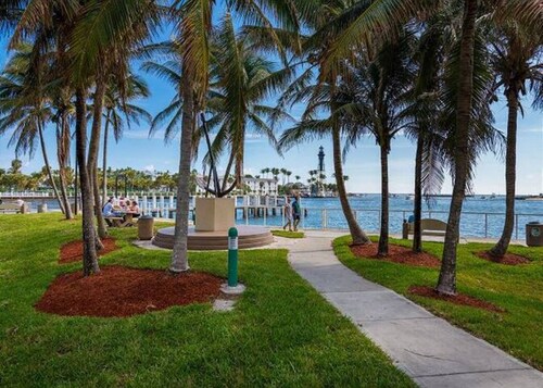 300ft. From the beach, 1 Bedroom w/ heated pool