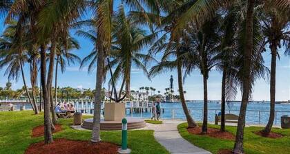 300ft. From the beach, 1 Bedroom w/ heated pool