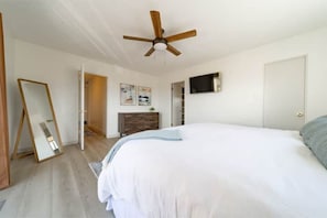 4 habitaciones, escritorio y tabla de planchar con plancha 