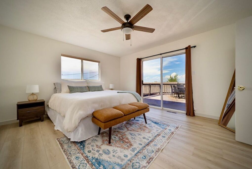 4 chambres, bureau, fer et planche à repasser, lit parapluie