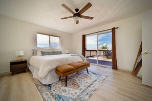 4 habitaciones, escritorio y tabla de planchar con plancha 