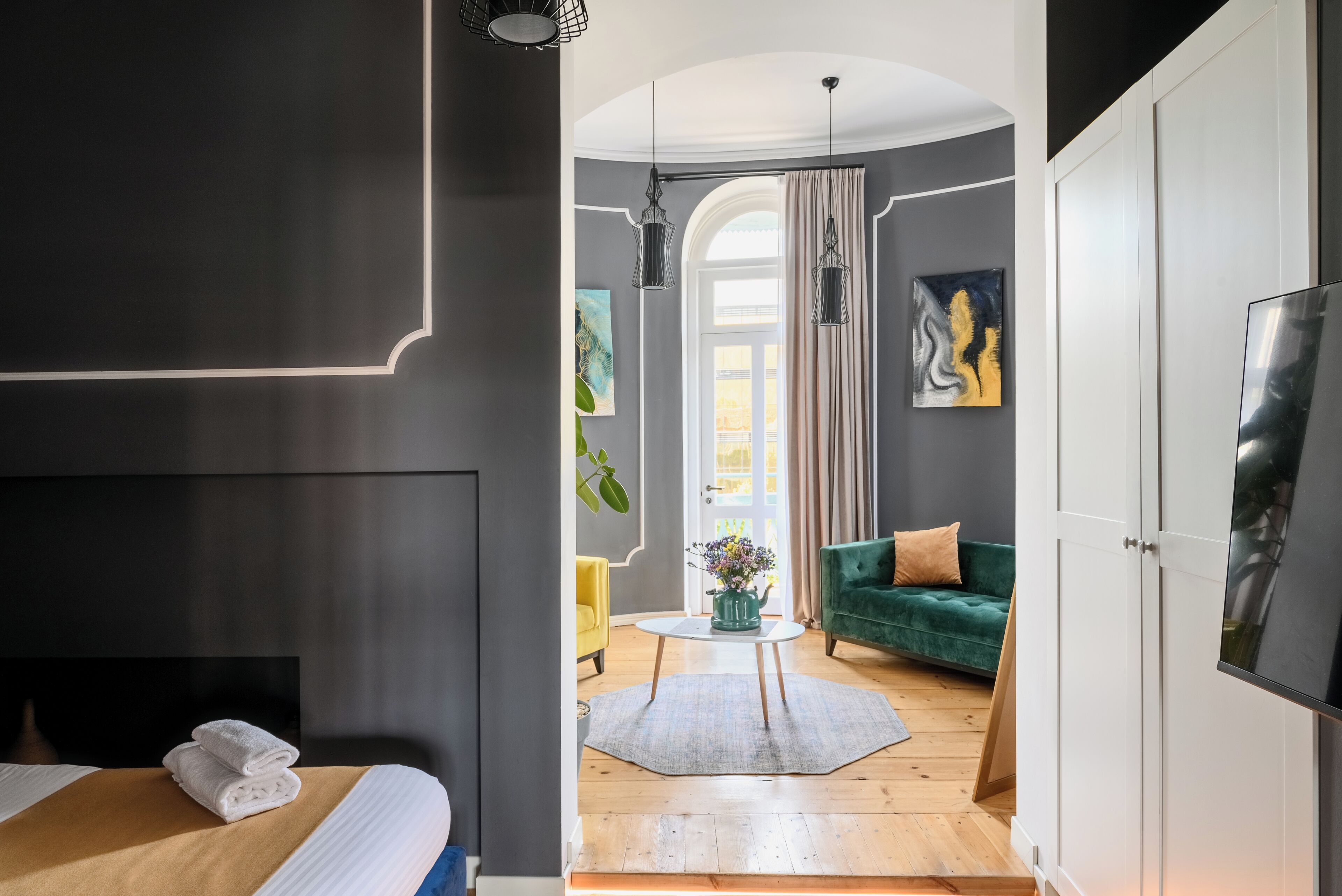 أغطية فراش متميزة وميني بار وخزنة داخل الغرفة وتجهيزات عازلة للصوت