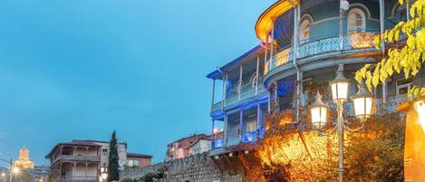 Framhlið gististaðar – að kvöld-/næturlagi