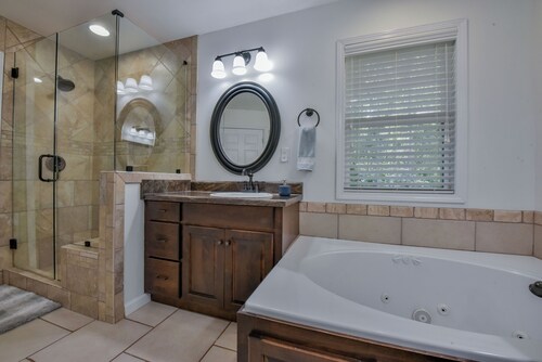 Bama Retreat-sleeps 10-Perfect for Game Days or Vacations