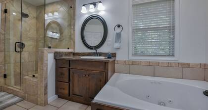 Bama Retreat-sleeps 10-Perfect for Game Days or Vacations