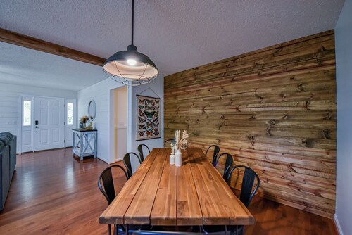 Bama Retreat-sleeps 10-Perfect for Game Days or Vacations