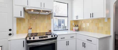 Four Ă  micro-ondes, un four, surface de cuisson, lave-vaisselle