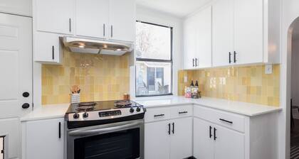 Charming Cottage, 2 mi. from Louisiana State University, restaurants & shopping!