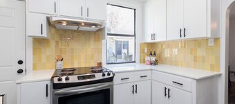 Charming Cottage, 2 mi. from Louisiana State University, restaurants & shopping!