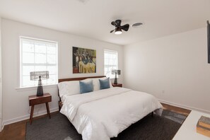 3 bedrooms, desk, iron/ironing board, WiFi - Charming Cottage, 2 mi. from Louisiana State University, restaurants & shopping! (Baton Rouge)