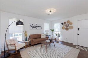 Smart TV, books - Charming Cottage, 2 mi. from Louisiana State University, restaurants & shopping! (Baton Rouge)