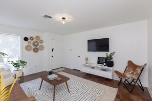 Smart TV, books - Charming Cottage, 2 mi. from Louisiana State University, restaurants & shopping! (Baton Rouge)