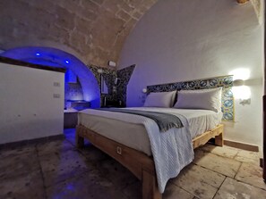 Habitación romántica con 1 cama doble o 2 individuales, 1 habitación, bañera de hidromasaje | Ropa de cama de alta calidad, colchones viscoelásticos, wifi gratis