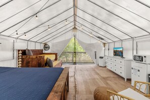1 bedroom - Furnished Glamping Tent/King Bed/Access to the Red River - Hallowed Horse - #2 (Stanton)