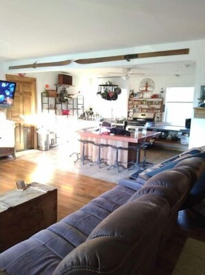 Smart TV, fireplace, DVD player, stereo