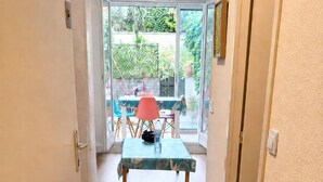 A hallway with wooden flooring leading to a glass door. - Air-conditioned studio with garden in Sanary Sur Mer (Sanary-sur-Mer)