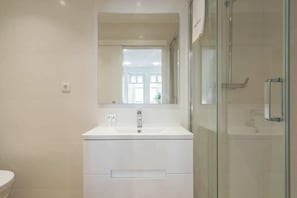 Shower, hair dryer, towels - T0 Cedofeita 307 · Host Wise - Charmy Sunny Studio | City Center (Porto)