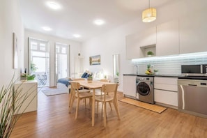 Interior - T0 Cedofeita 307 · Host Wise - Charmy Sunny Studio | City Center (Porto)
