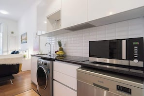 Kühlschrank, Mikrowelle, Herdplatte, Geschirrspüler