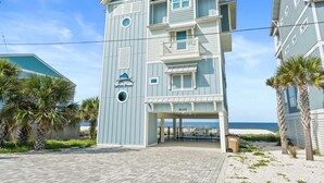 Um edifício com vários andares, com uma placa indicando 