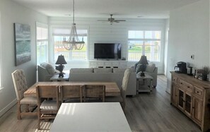 Living area - Stunning Sunset Views! Bayside property with non-stop sun and water views. (Galveston)