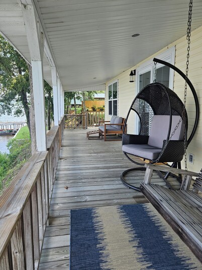 Lakeside Chalet on Beautiful Gantt Lake!