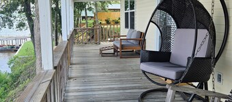 Lakeside Chalet on Beautiful Gantt Lake!