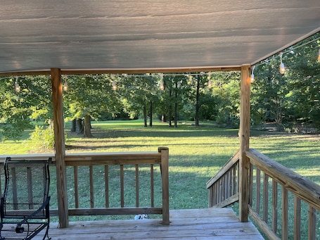 Enceinte de l’hébergement. Mid-lake home conveniently located in quiet neighborhood with boat ramp.