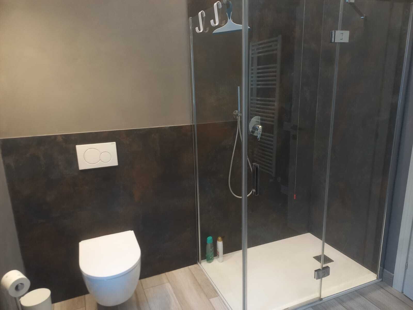 Dusche, Haartrockner, Bidet, Handtücher
