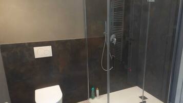 Dusche, Haartrockner, Bidet, Handtücher