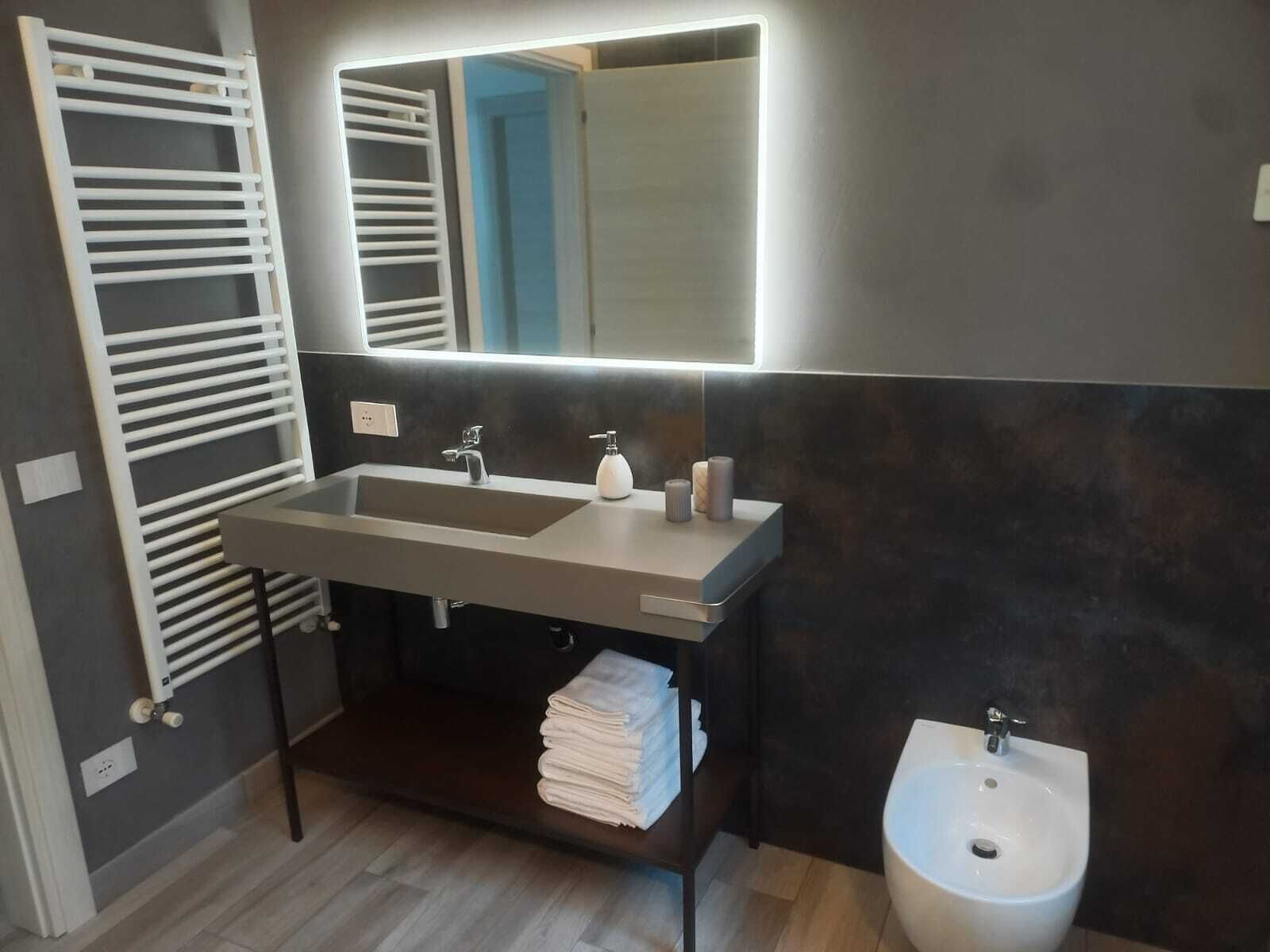 Douche, sèche-cheveux, bidet, serviettes fournies