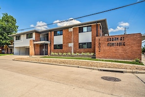 Exterior - 1 BR Apt Walks to Menil Collection with Free Parking (Houston)