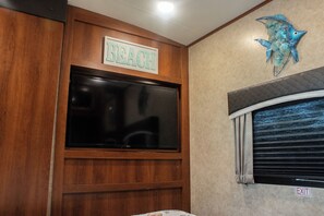 Interior - Coastal Rv Getaway-Pet Friendly- Beaches and Islands 2-10 minutes away! (Fort Myers)