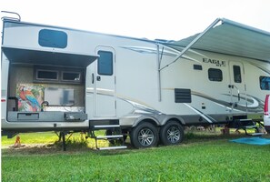 Property grounds - Coastal Rv Getaway-Pet Friendly- Beaches and Islands 2-10 minutes away! (Fort Myers)