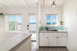 コンドミニアム クイーンベッド 1 台ソファーベッド付き バルコニー オーシャンビュー (Unit 1) | 専用キッチン | 冷蔵庫、電子レンジ、オーブン、コンロ