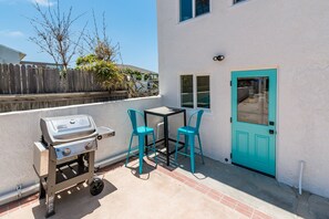 Outdoor dining - The Pacific Villas (Oceanside)