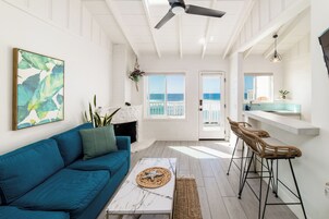 Condo, 1 cama Queen e sofá-cama, sacada, vista para o oceano (Unit 1) | Área de estar | TV de tela plana 40 polegadas com canais a cabo, TV