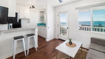 Διαμέρισμα (Condo), 1 Queen Κρεβάτι με Καναπέ-Κρεβάτι, Μπαλκόνι, Θέα στη Θάλασσα (Unit 3) | Περιοχή καθιστικού | Τηλεόραση με επίπεδη οθόνη 40 ιντσών με καλωδιακά κανάλια, τηλεοράσεις