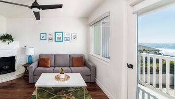 Kondominium, 1 Tempat Tidur Queen dengan tempat tidur Sofa, balkon, pemandangan samudra (Unit 6) | Area keluarga | Televisi layar datar 40-inci dengan saluran TV kabel dan TV