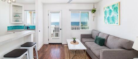 Appartamento, 1 letto queen con divano letto, balcone, vista oceano (Unit 3) | Area soggiorno | TV a schermo piatto 40 pollici con canali via cavo, TV