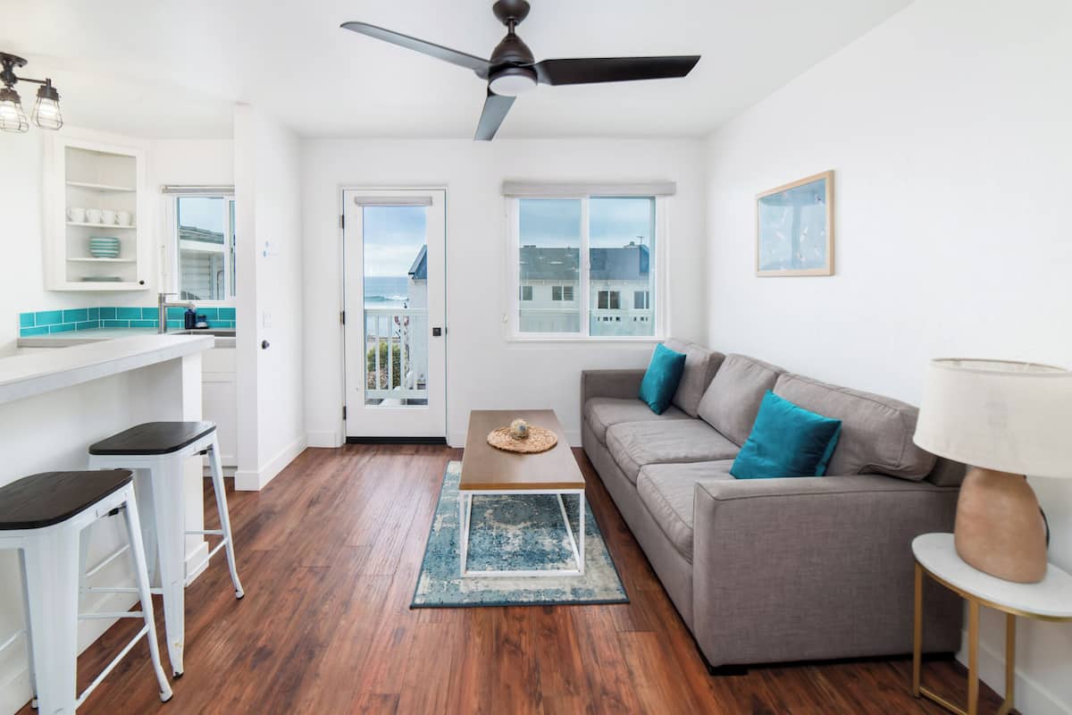 Apartamento, 1 cama de matrimonio con sofá cama, balcón, vistas al mar (Unit 5) | Zona de estar | Televisión de pantalla plana de 40 pulgadas con canales por cable