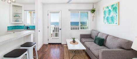 Apartment, 1 Queen-Bett und Schlafsofa, Balkon, Meerblick (Unit 3) | Wohnbereich | 40-Zoll-Flachbildfernseher mit Kabelempfang, Fernseher