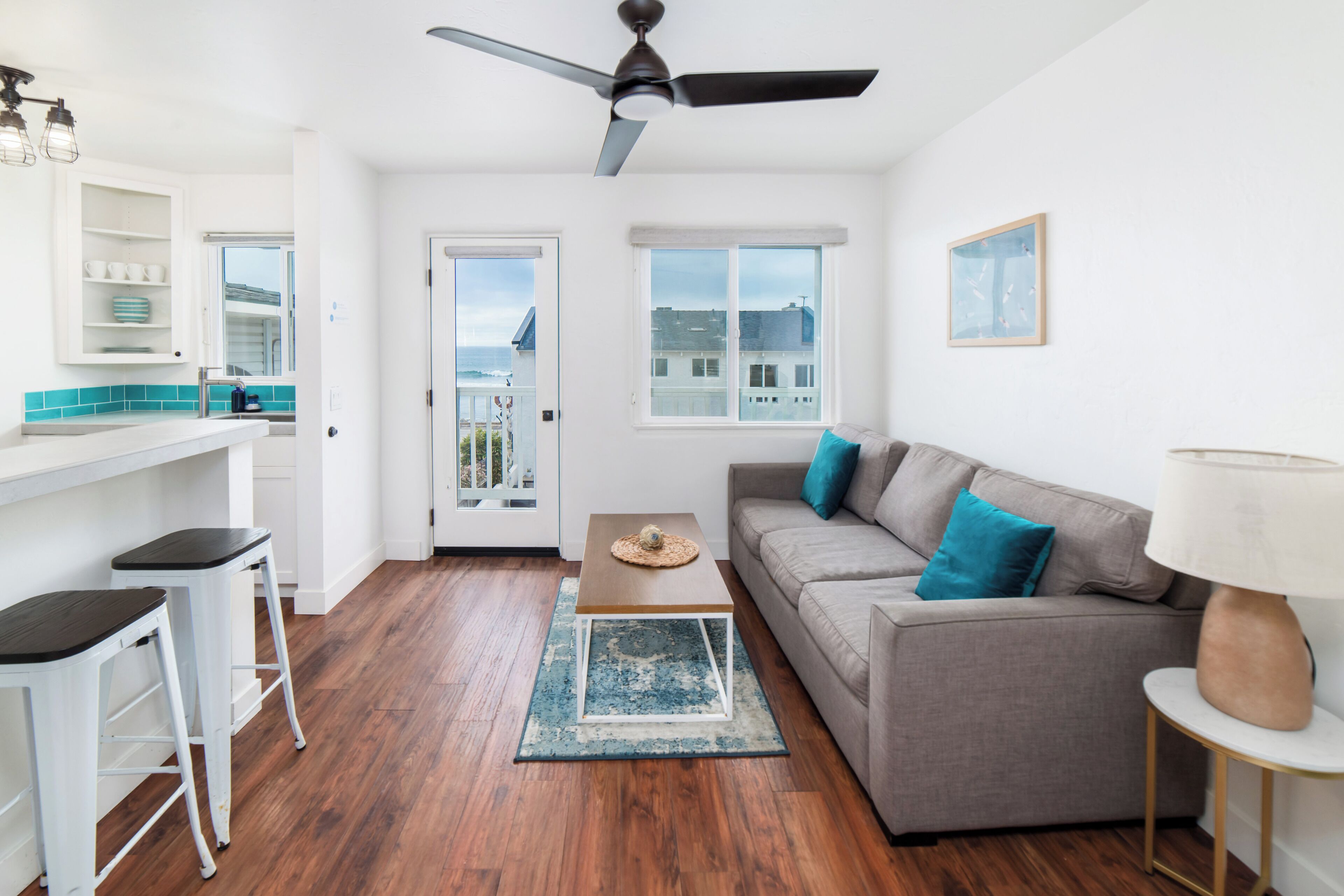 Appartement, 1 queensize bed met slaapbank, balkon, uitzicht op oceaan (Unit 5) | Woonruimte | Een 40-inch flatscreentelevisie met kabelzenders en een televisie