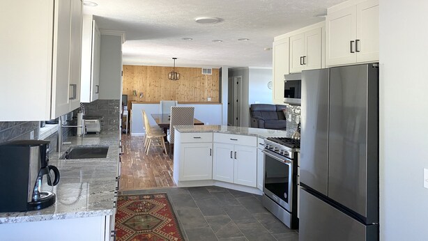 Coffee/tea maker, fridge, microwave, oven - Spacious and Secluded Rocky Mountain Retreat on 5 Acres (Hartsel)