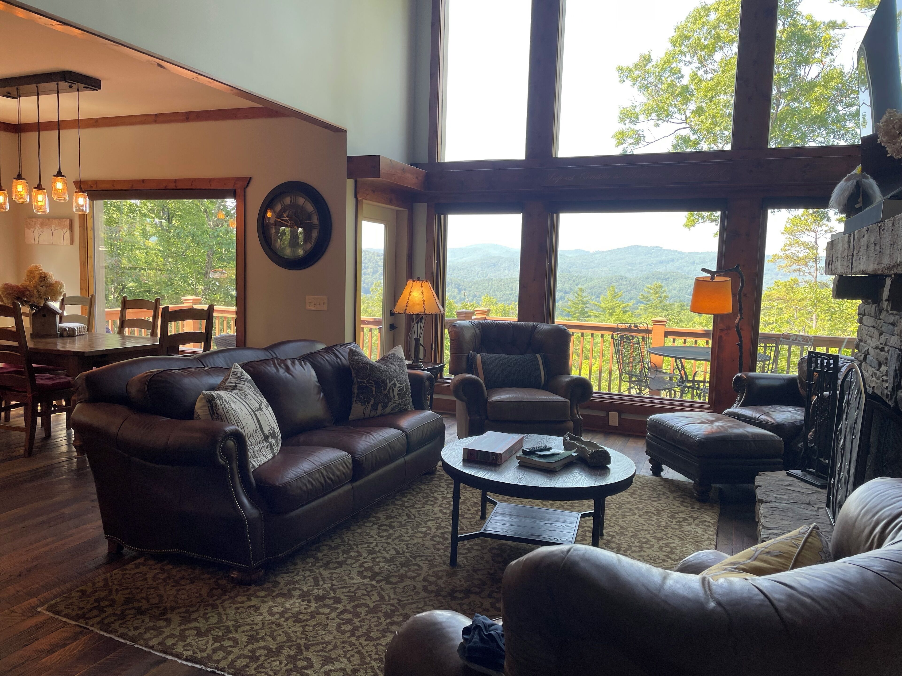 TV connectée, cheminée, jeux vidéo, lecteur de DVD