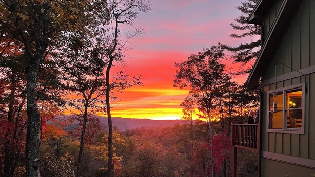 A cabin with a view of a sunset over a forested landscape. - Private MNT Escape close to DuPont, Pisgah Forest, Brevard, Hendersonville. (Hendersonville)