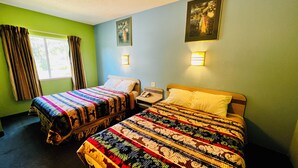 Habitación de hotel con dos camas, una ventana con cortinas y dos luces fijadas a la pared.