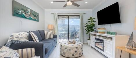 智能电视、壁炉、书